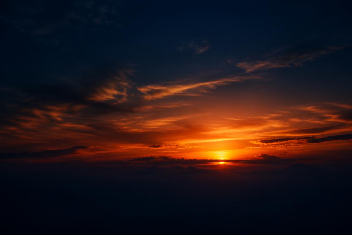 Oranje avondlucht met zonsondergang